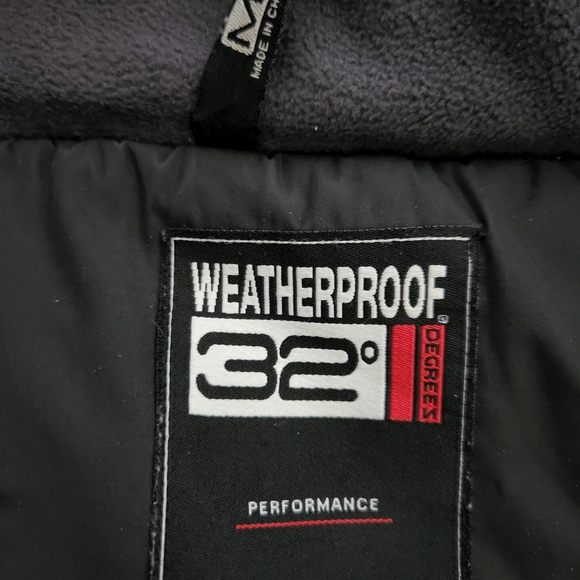 Winter coat with hood - Picture 9 of 10